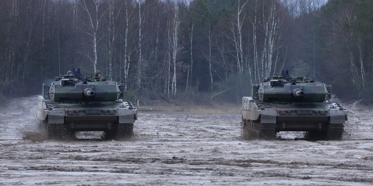Czołgi Leopard 2 podczas ćwiczeń.