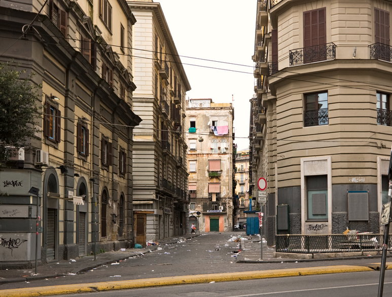 Śmieci zalegające na ulicach Neapolu