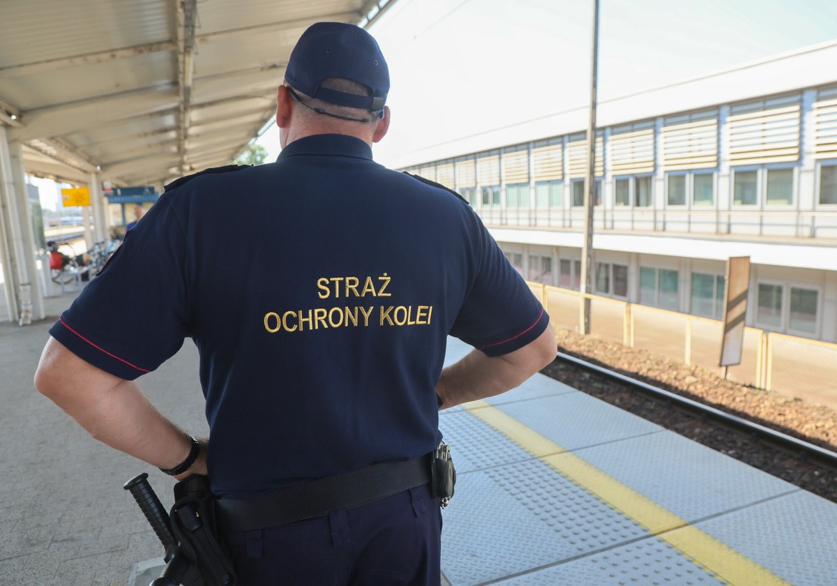 Tyle zarabia strażnik ochrony kolei. Oto, na jakie może liczyć benefity
