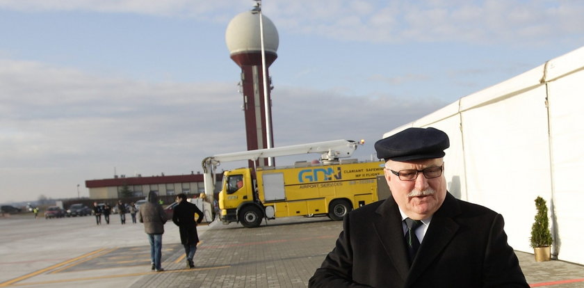 Lech Wałęsa lata samolotem w piżamie!