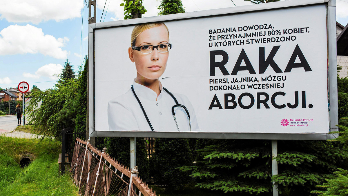 Rak i aborcja idą w parze. Przynajmniej tak głosi billboard, który stanął w okolicach Krakowa. Wielki napis z plakatu głosi, że aż 80 proc. pań z rakiem piersi lub jajnika dokonała wcześniej aborcji lub poroniła. Jaka jest prawda?