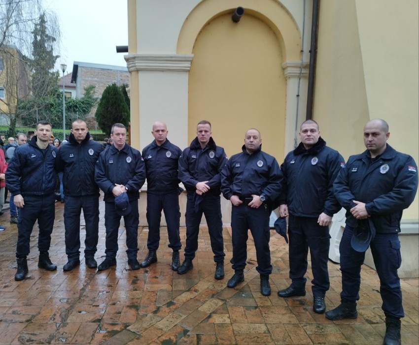 Komandiri više kazneno-popravnih zavoda viteški plivali za Časni krst