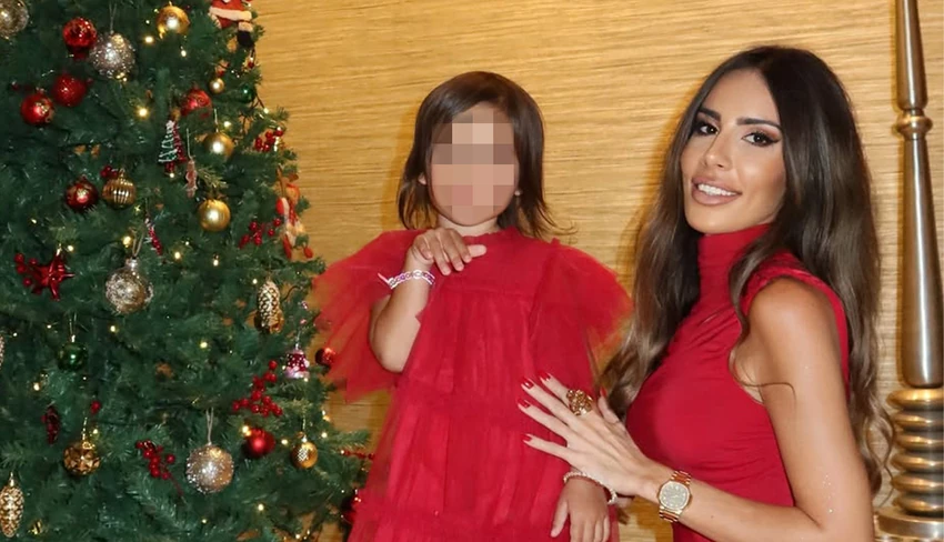 Aleksandar Mitrović sa zgodnom ženom: Kristina mu sela u krilo, on je drži za obline