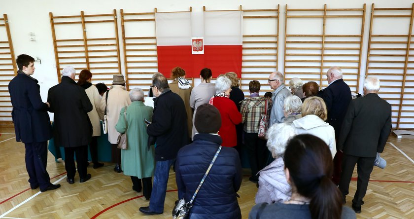 Wybory samorządowe 2018. Długie kolejki w komisjach wyborczych