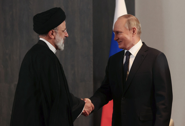 Prezydent Iranu Ebrahim Raisi i prezydent Rosji Władimir Putin podczas spotkania w Uzbekistanie w 2022 r.