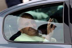 Papież Franciszek po Strasburgu jeździł używanym peugeotem. ZDJĘCIA