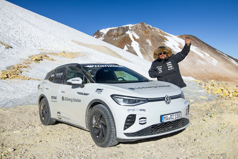 Rekord świata. Aż 5816 m wysokości nad poziomem morza. Wjazd elektrycznym Volkswagenem ID.4 GTX