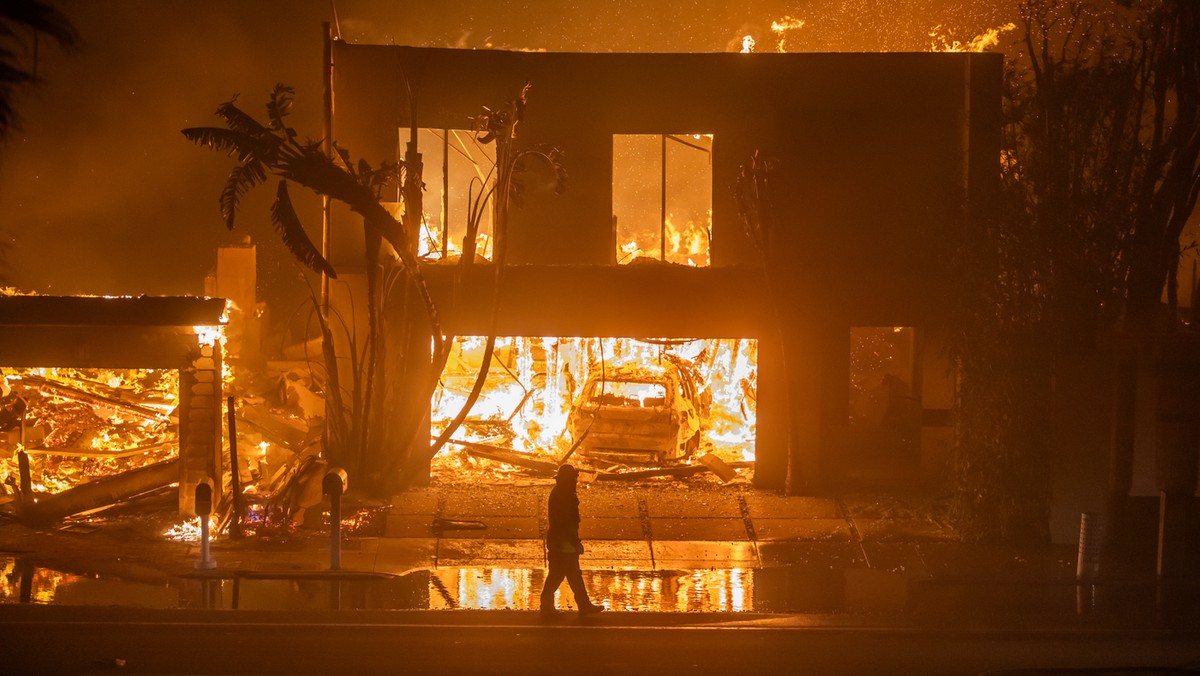 Przerażające sceny w Kalifornii. Ludzie panikują przed pożarami w Los Angeles [Źródło: Onet]