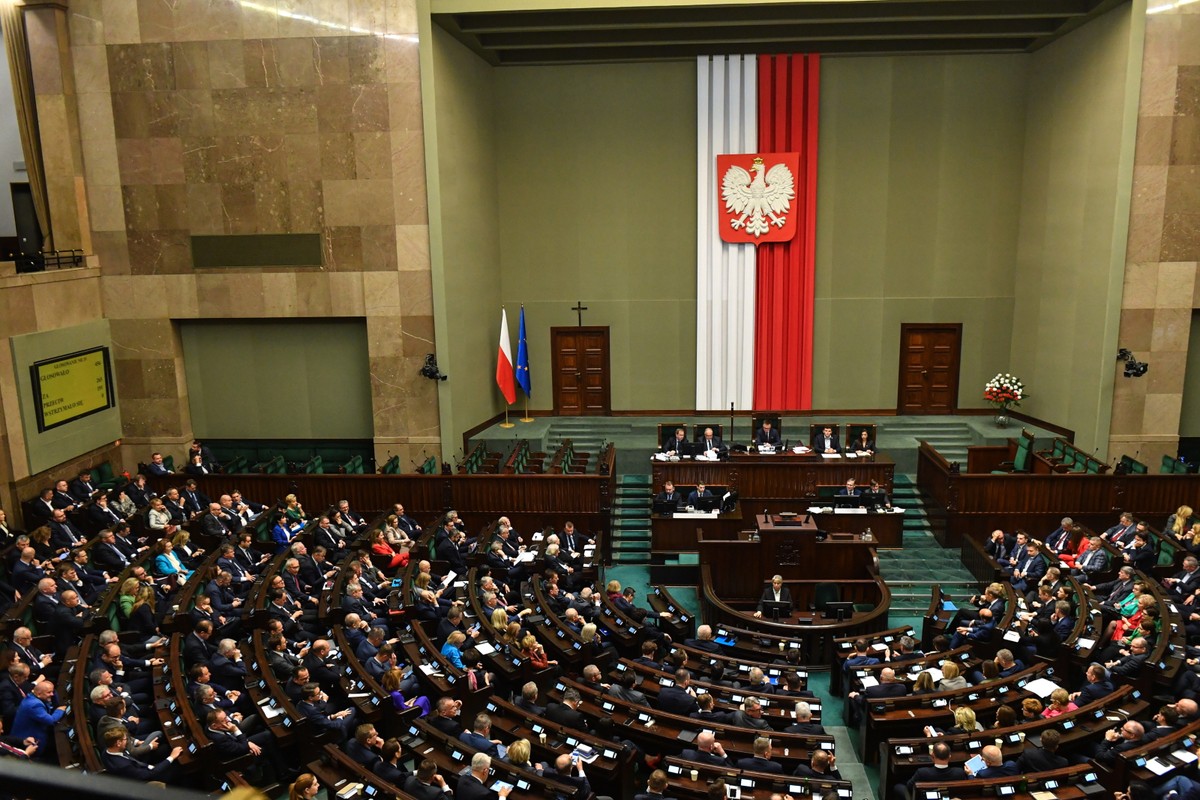 Posłowie KO chcą większej transparentności majątków małżonków polityków