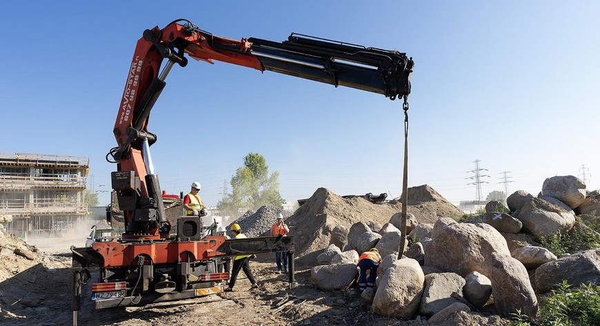75 głazów o różnych średnicach trafi do warszawskich parków. Będą tam pełniły różne funkcje.