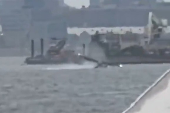(VIDEO) AVION SE SRUŠIO U REKU, SNIMLJEN TRENUTAK PADA! Drama u Njujorku: Vatrogasci izvukli 8 osoba