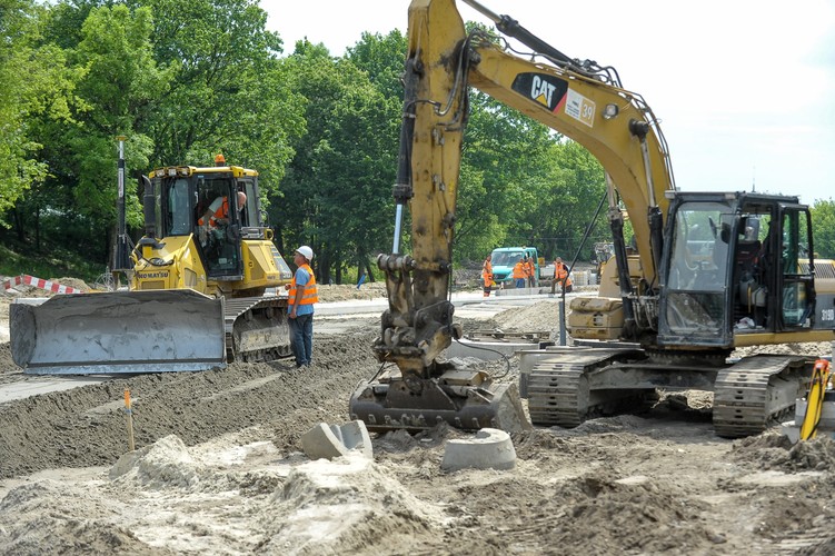 Inwestycja została podzielona na cztery etapy: od ul. Wybrzeże Szczecińskie do ul. Zamoyskiego, od ul. Zamoyskiego do ul. Targowej, od ul. Targowej do al. Tysiąclecia oraz od al. Tysiąclecia do ul. Zabranieckiej. <br><br>fot. (cat) PAP/Marcin Obara