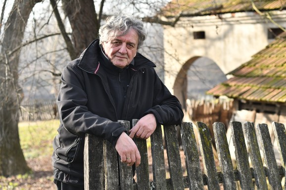 OVI GLUMCI SU ULOGE U SERIJI "SELO GORI, A BABA SE ČEŠLJA" Ona je Radošu vratila tekst, pa se predomislila i odigrala ulogu života: "Mislila sam da to nije za mene"