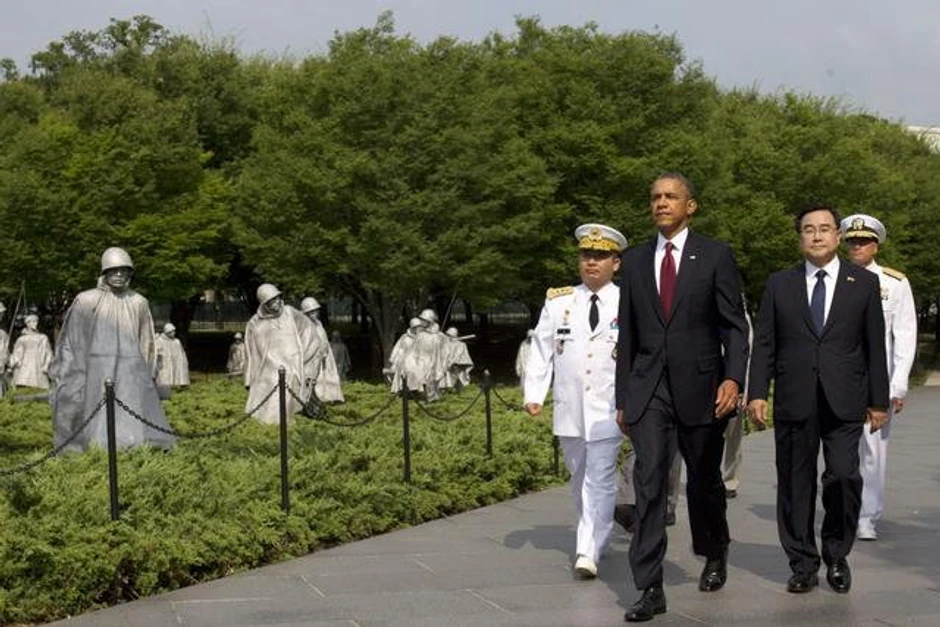 Barak Obama sa šefom korejskog generalštaba Jungom generalom Džungom (L) i specijalnim izaslanikom Južne Koreje Kimom Džungom Hunom