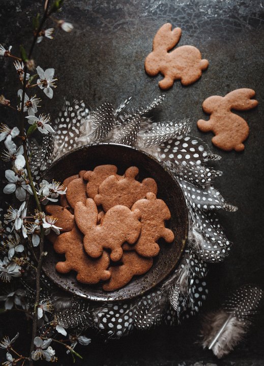 Na wielkanocny stół i do koszyczka. Lukrowane pisanki i zajączki z piernika