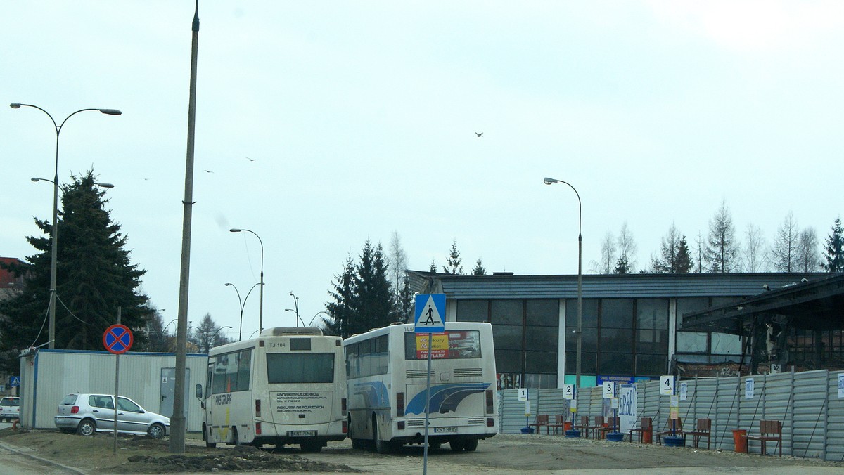 Za około 10 miesięcy w stolicy Podhala pojawi się nowy dworzec autobusowy. Ma być nowoczesny a więc na europejskim poziomie a najważniejsze, mają na niego wrócić przewoźnicy.