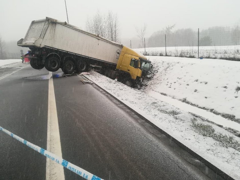 Śmiertelny wypadek na Podlasiu. Bus zderzył się z tirem