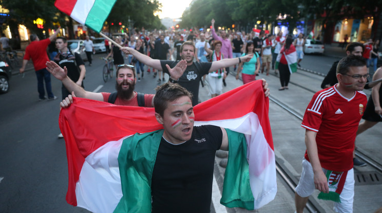 Futball-láz van Magyarországon, az emberek a meccsek után az utcára vonulnak /Fotó: Isza Ferenc