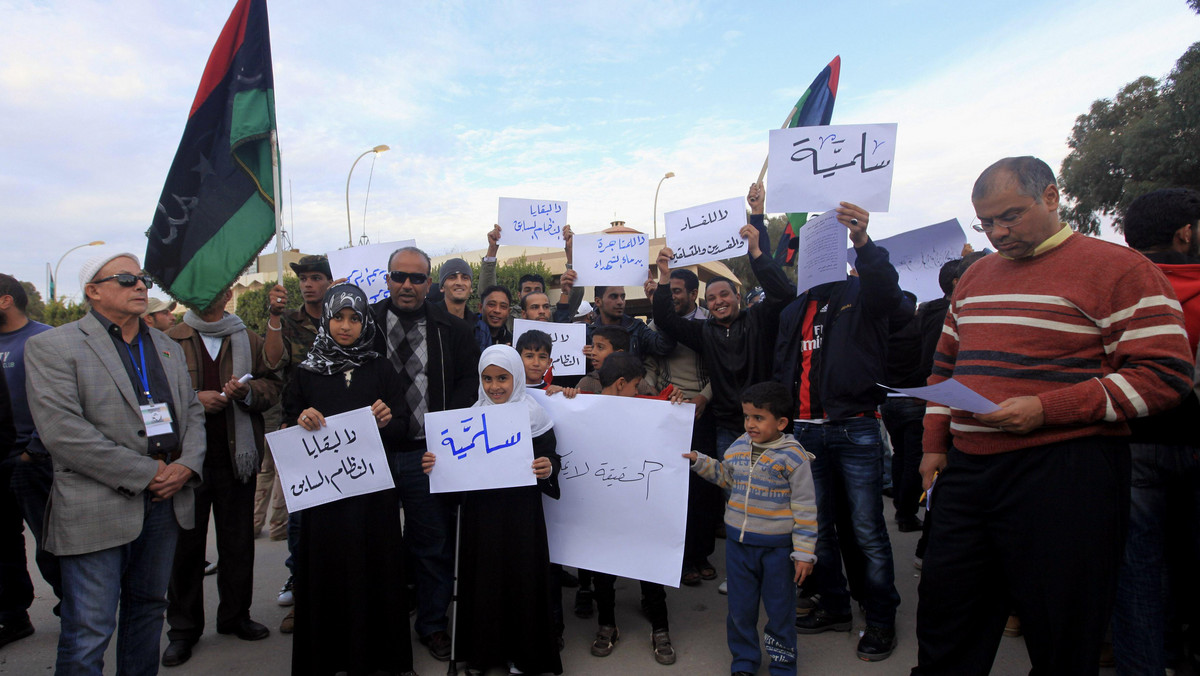 Kilkaset osób protestowało dzisiaj w Bengazi, krytykując funkcjonowanie Narodowej Rady Libijskiej. Jej przedstawiciele zaapelowali do Libijczyków o cierpliwość i obiecali przejrzystość oraz przekształcenie miasta w gospodarczą stolicę kraju.