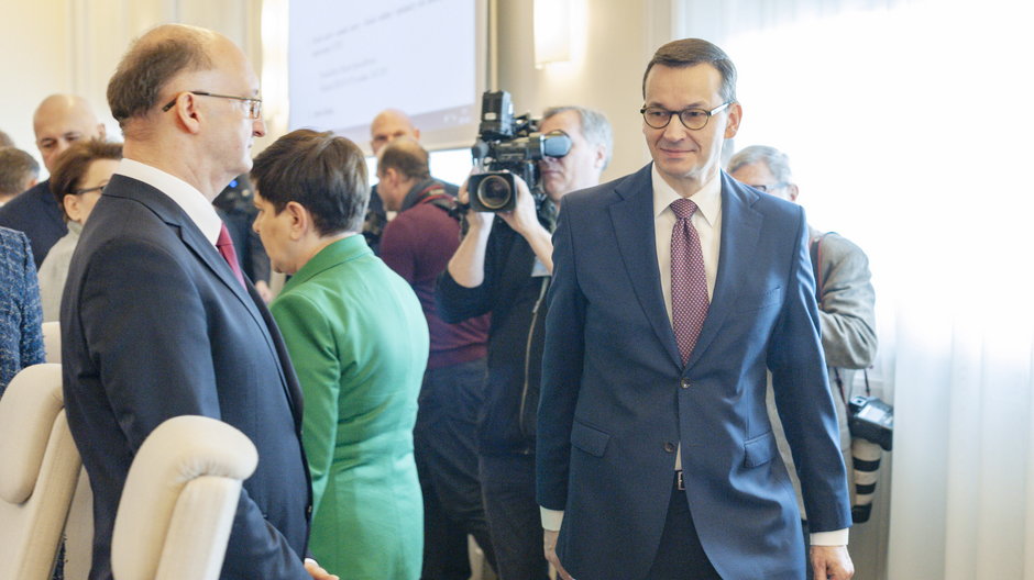 Piotr Wawrzyk i Mateusz Morawiecki na posiedzeniu rządu
