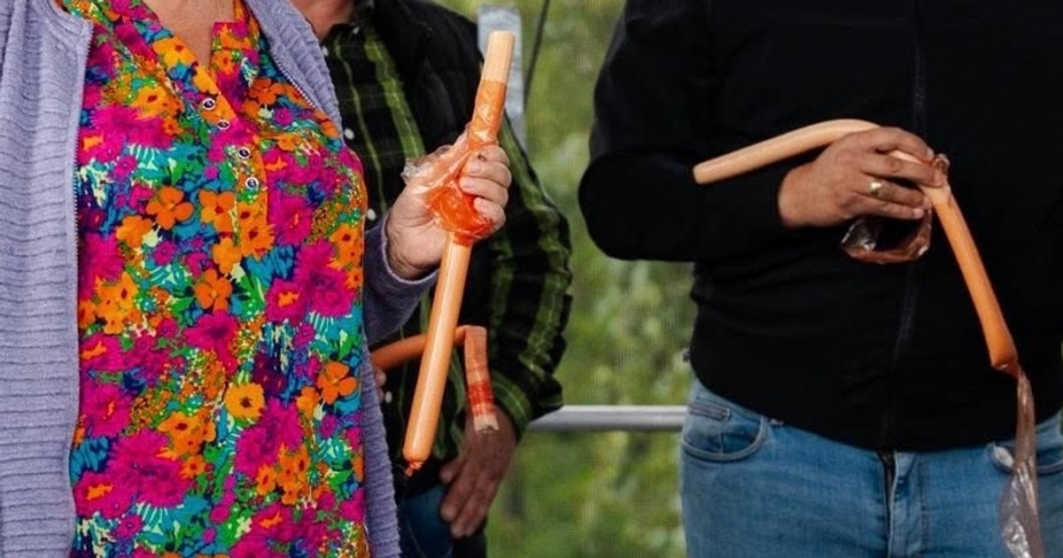 Jedli metrowe parówki na czas. Pojedynek stał się hitem internetu i wywołał burzę w komentarzach