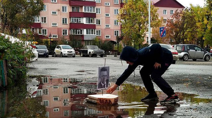 Igazi érdekesség lett az orosz városban lévő pocsolya fotó: Instagram