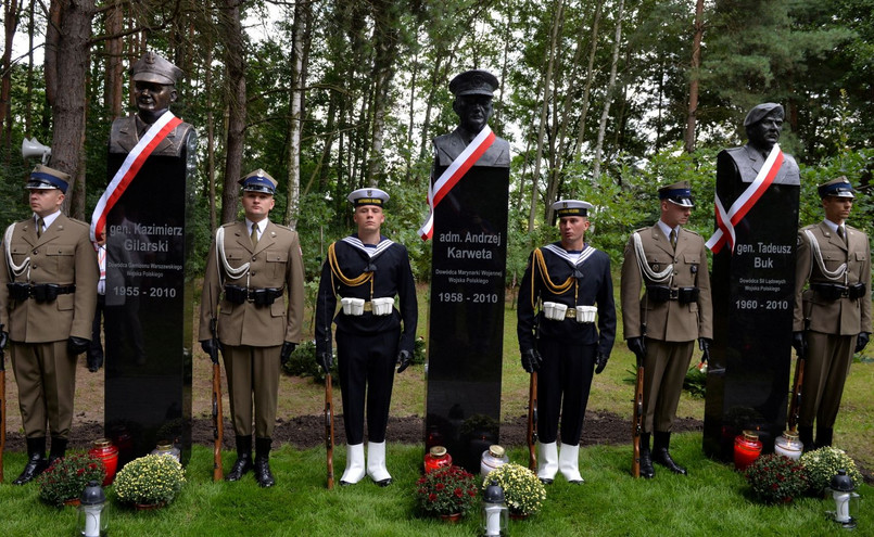 Ossów pod Warszawą. Odsłonięcie popiersi generałów Tadeusza Buka, Kazimierza Gilarskiego oraz admirała Andrzeja Karwety, którzy zginęli w katastrofie smoleńskiej