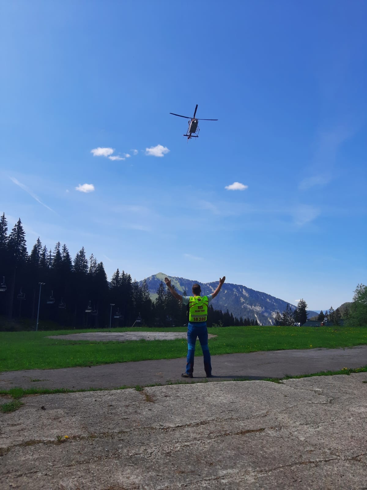 Turista sa rozhodol ísť lyžovať na konci mája, zasahovať musel vrtuľník
