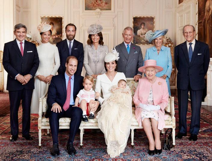 A Kensington Palota által 2015. július 9-én közreadott kép Vilmos cambridge-i hercegről, a brit trónörökös elsőszülött fiáról (a széken balról), a felesége, Katalin cambridge-i hercegnőről (a széken középen), a fiuk, György herceg és a karjában a lányuk, Sarolta (Charlotte) hercegnő keresztelője után az angliai Sandringhamben július 5-én. A széken jobbról II. Erzsébet brit királynő, mellette jobbról férje, Fülöp edingurghi herceg, valamint a hátsó sorban balról jobbra Katalin hercegnő családja, Michael, Pippa, James és Carole Middleton, továbbá Károly walesi herceg, brit trónörökös és felesége, Kamilla cornwalli hercegnő. (MTI/AP/Kensington Palota/Art Partner/Mario Testino)