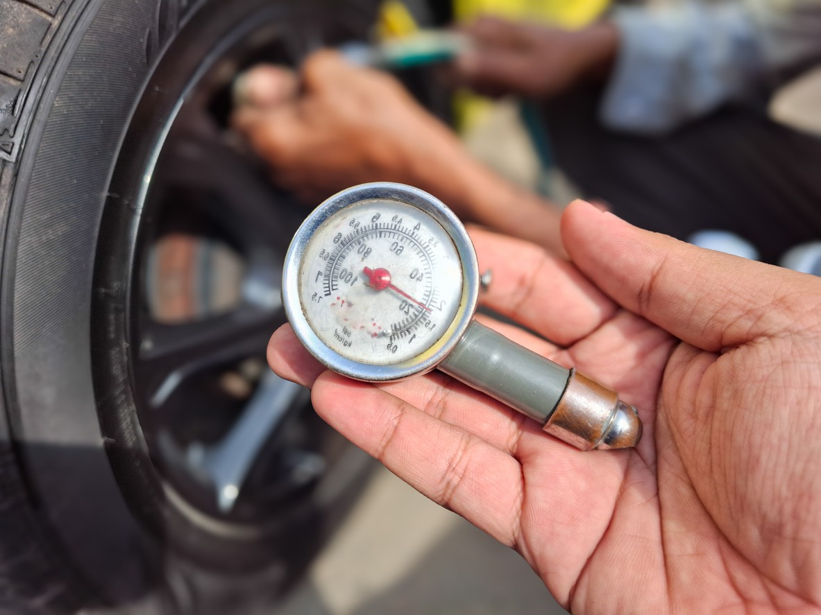 Pravidelný servis a kontrola tlaku v univerzálnych pneumatikách sú kľúčové pre zachovanie bezpečných jazdných vlastností v lete aj v zime. Odborníci odporúčajú vizuálnu kontrolu stavu gumy aspoň raz mesačne pre včasné odhalenie prasklín. 