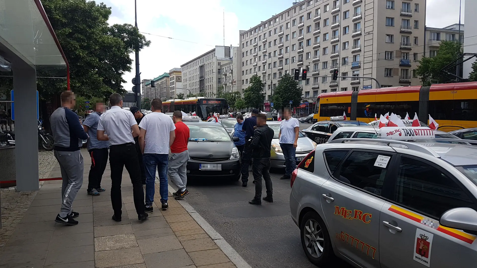 Korki, przepychanki, gaz łzawiący, ale też jasne postulaty. Jak stolica zniosła protest taksówkarzy?