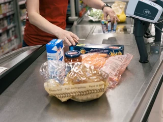 Na rynku trzeba ponosić skutki własnych błędów – twierdzą ci, którzy usprawiedliwiają brak reakcji na pomyłkę kasjera