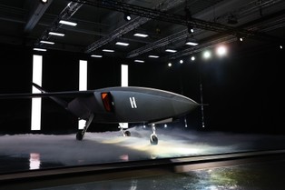 Niemiecki startup Helsing prezentuje drona bojowego „Europa” [ZDJĘCIA]