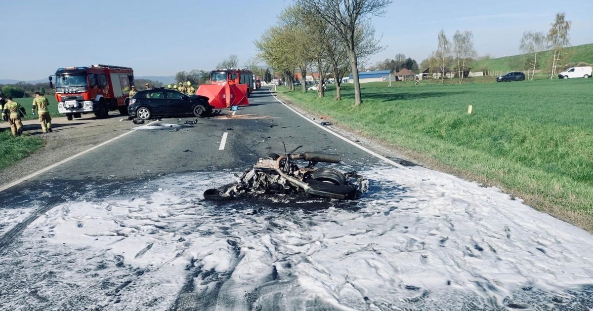 Tragedia na DK46: motocyklista zginął w zderzeniu z Oplem