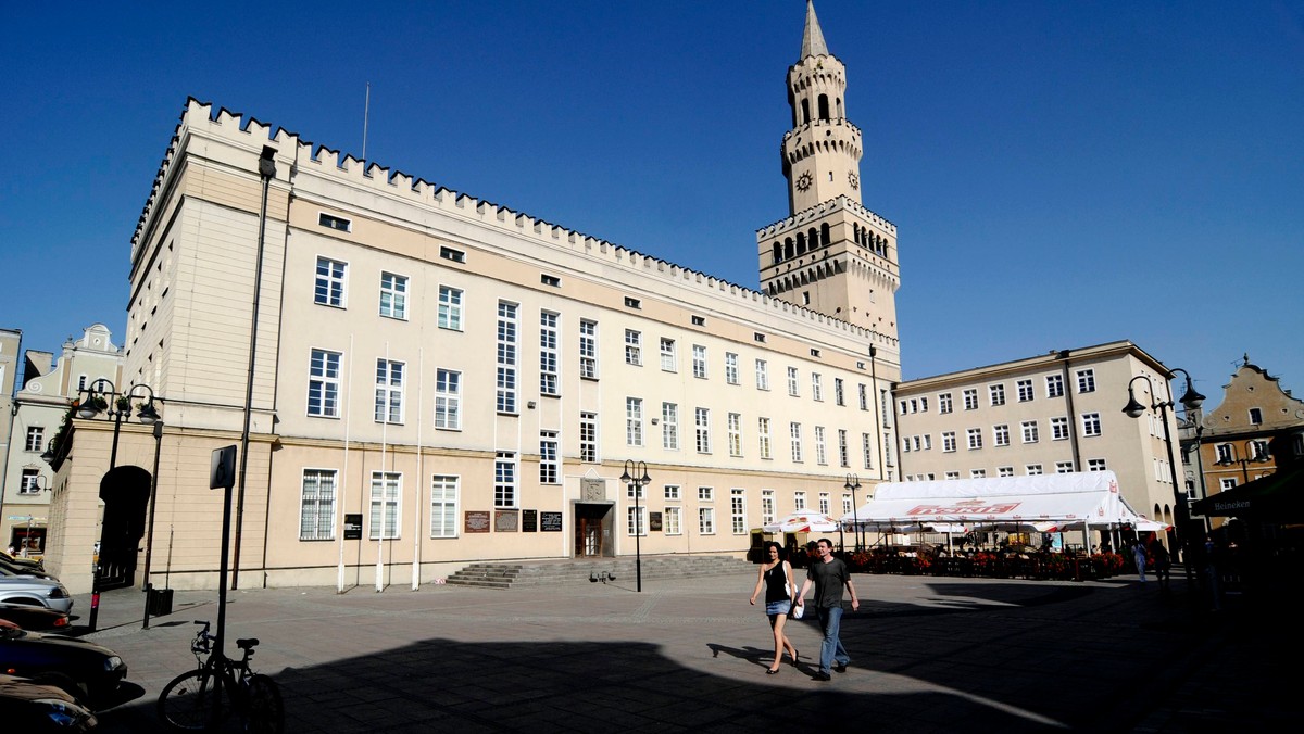 Opolskie sesje rady miasta zaczęto nagrywać. Mimo to, do zapisanych nagrań dostęp mają tylko radni - podaje na swych stronach internetowych "Nowa Trybuna Opolska".