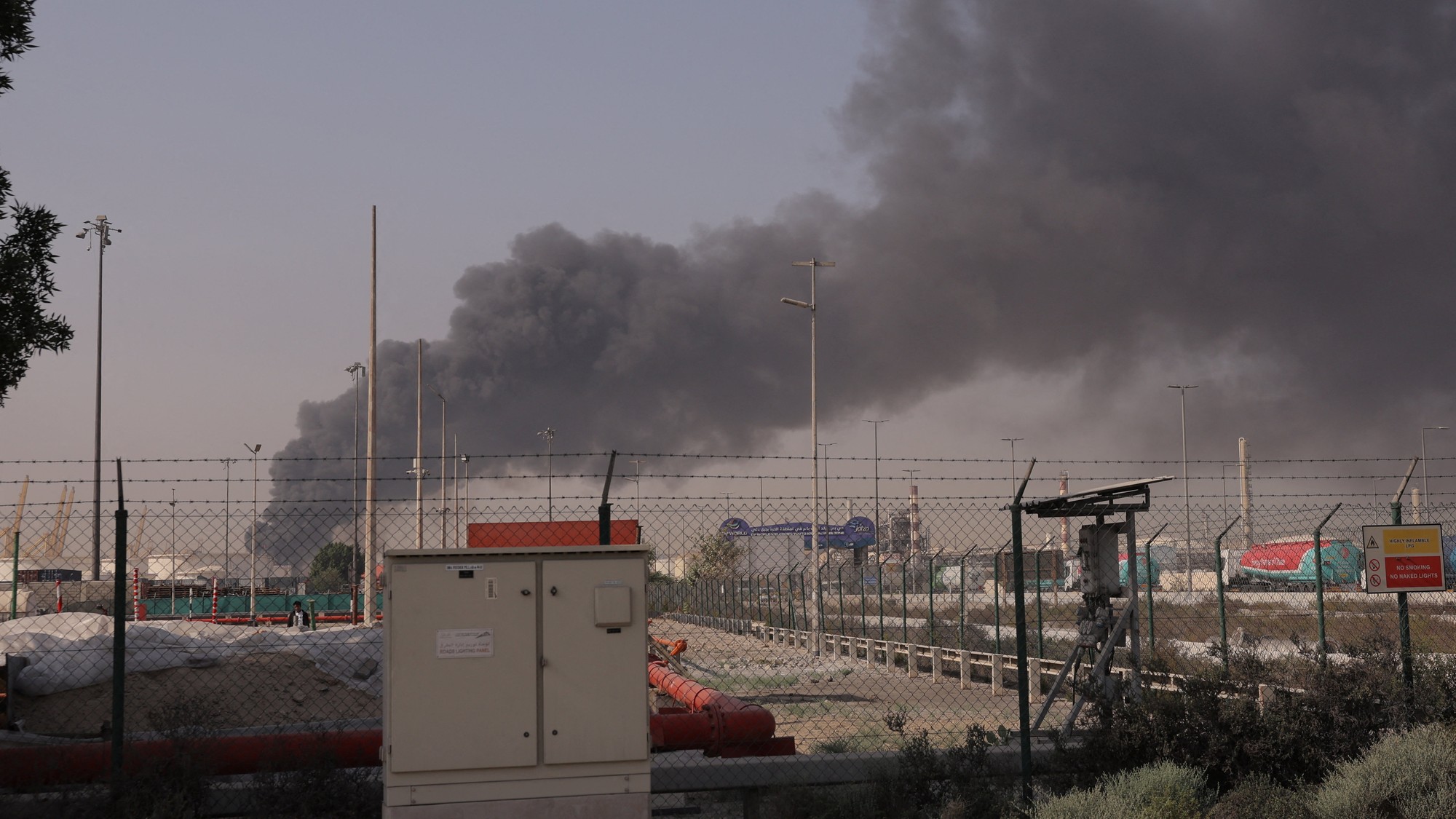 Pohľad z Dubaja na dym stúpajúci po čerstvých iránskych útokoch, 1. marca 2028