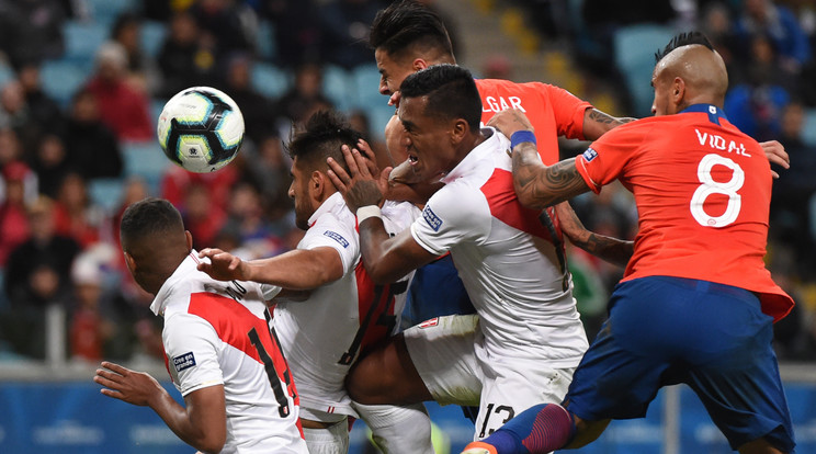 A fehér mezes peruiak a címvédő Chile együttesét győztékle 3-0-ra az elődöntőben /Fotó: Getty Images