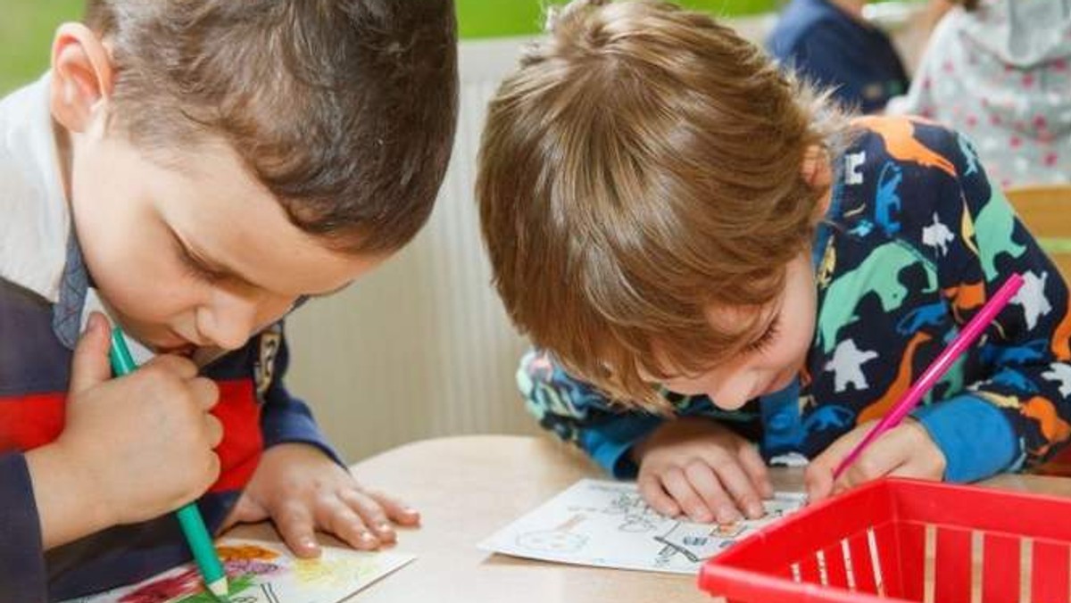 Maluchy rozdały wczoraj swoim mamom pokolorowane przez siebie laurki, które mają zachęcić je do wykonania badania cytologicznego. Tak dzieci przypominają mamom, jak bardzo są potrzebne i dlatego muszą być zdrowe. NFZ przygotował w tym roku 21 tysięcy laurek - informuje "Kurier Poranny".