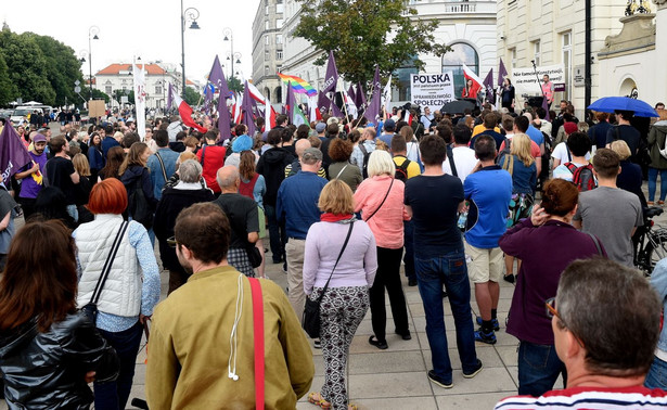 Protest przed Sejmem. Frasyniuk, Schetyna, Petru... Padły bardzo ostre słowa. RELACJA LIVE