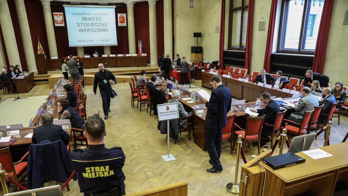 Rada Warszawy nie wyraża zgody na budowę pomnika smoleńskiego na pl. Piłsudskiego. Oburzenie budzi zignorowanie procedur prawnych, realizacja pomnika w tym trybie jest gwałtem na samorządności i wolności mieszkańców - głosi stanowisko, które przyjęła dziś Rada Warszawy głosami PO.