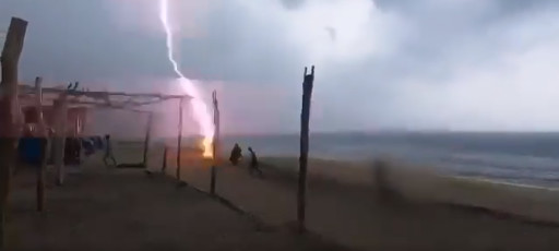 Pioruny na plaży potrafią być bardzo niebezpieczne