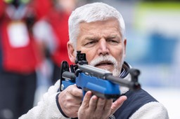 prezydent czech uderzył we własny rząd. poszło o służby specjalne