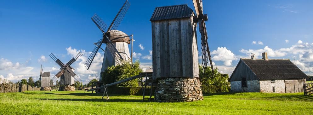 <strong>Wyspy</strong>
<br></br>
Estonia posiada ponad 1 500 wysp, a największymi wśród nich są Sarema i Hiuma. Wyspa Sarema słynie z wiatraków i jest czwartą co do wielkości wyspą na Bałtyku z jednym miastem o nazwie Kuressaare, gdzie warto zwiedzić historyczny zamek. Na sąsiedniej wyspie Hiuma jedynym miastem jest Kärdla (całą wyspa pierwotnie zasiedlona była przez ludność szwedzką). 
<br></br>
Na zdjęciu drewniane młyny w Angla na estońskiej wyspie Saaremaa.
<br></br>