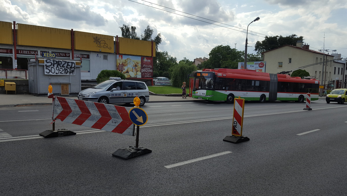 Przez najbliższe 45 dni kierowcy będą musieli się przyzwyczaić do utrudnień na ul. Droga Męczenników Majdanka. Do dyspozycji będą jedynie dwa z czterech pasów jezdni. Cała inwestycja powinna się zakończyć jeszcze w tym roku.