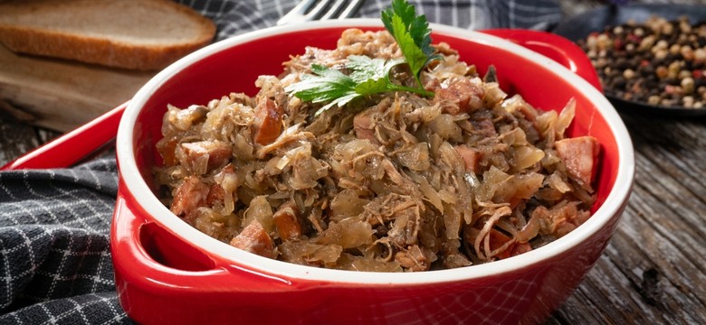 Co zrobić z resztkami szynki i kiełbasy? Oto przepis na szybki bigos, fantastyczny na obiad