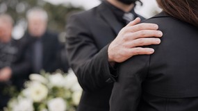 Zadośćuczynienie za śmierć dziadka. Czy wnuk, który go nie znał, też dostanie pieniądze?