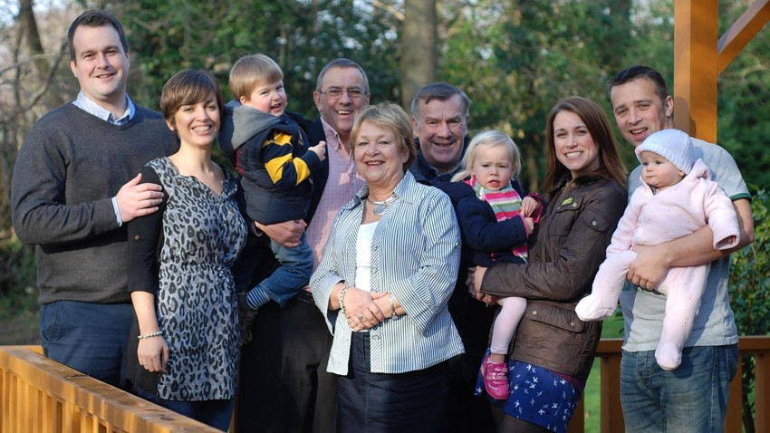 Rob, Dajen i Roni (u centru) sa njihovo dvoje dece, Lojdom i Kejt, njihovim partnerima i troje unučadi | Foto: Rob and Dianne Parsons
