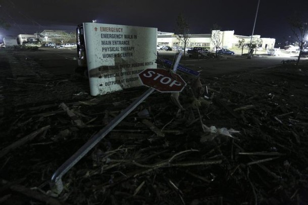 USA tornado Oklahoma 2013 wygięty znak