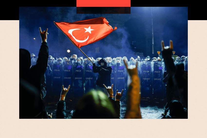 Uprkos opozicionim protestima, mnogi konzervativni glasači smatraju Erdoganov AKP zaslužnim za modernizaciju Turske i obezbeđivanje većeg prostora za Islam u sekularnoj republici | Foto: KEMAL ASLAN/AFP via Getty Images