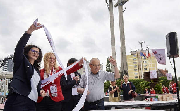 Dulkiewicz próbowała zaprosić Morawieckiego do rozmowy przy Okrągłym Stole. Premier się nie zatrzymał [WIDEO]